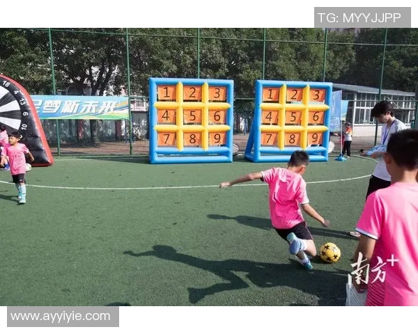 足球巨星神操作花式射门精彩瞬间足球直入篮筐引发球迷热议