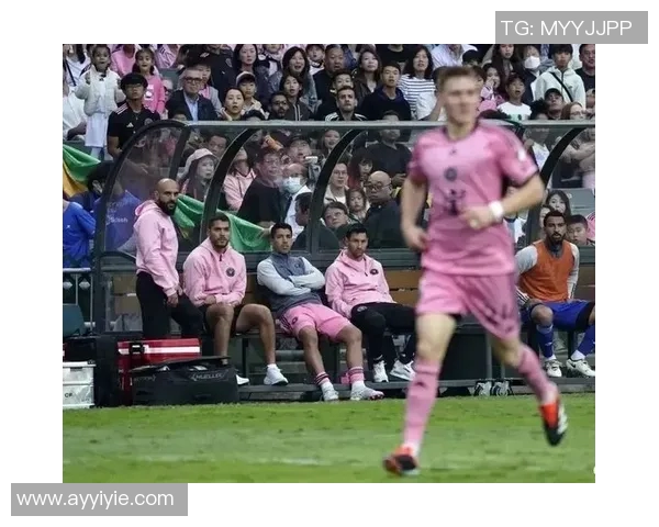 足球明星比赛中意外摸胸引发热议球迷纷纷讨论场上尴尬瞬间